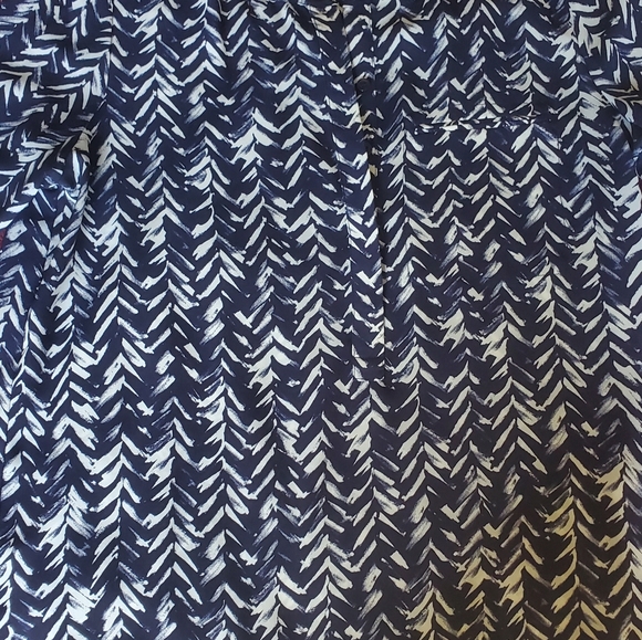 NYJD 3/4-Sleeve Printed Pleated-Back Blouse, Feather Chevron - Picture 4 of 6